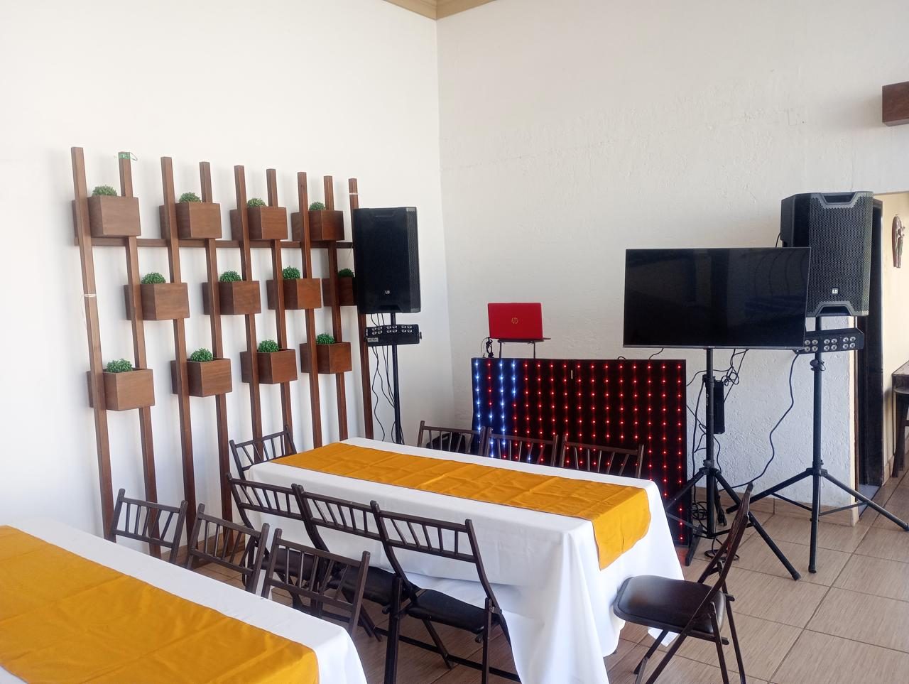 Montaje de mesas y equipo de sonido para evento