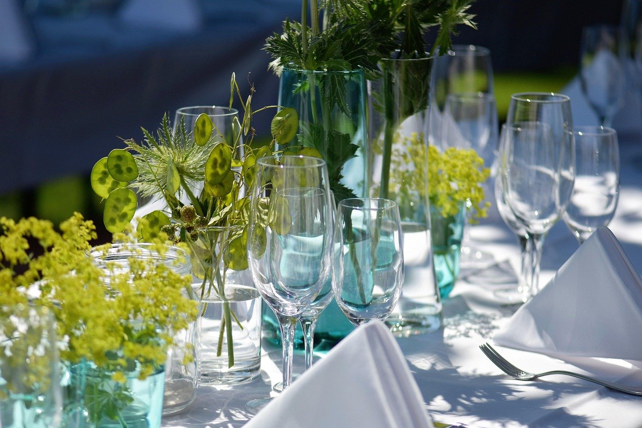 Montaje de mesa para evento al aire libre